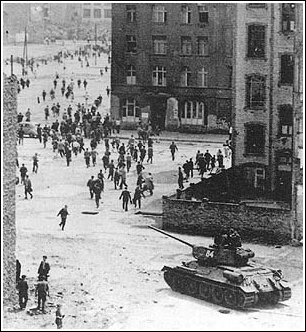 Sovětské tanky nahánějí hladové demonstranty v Berlíně